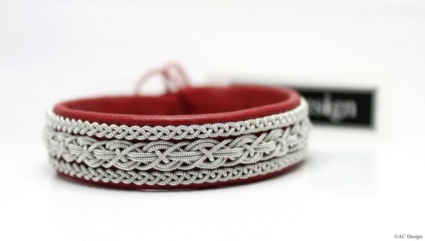 Sami bracelet in Red reindeer leather.