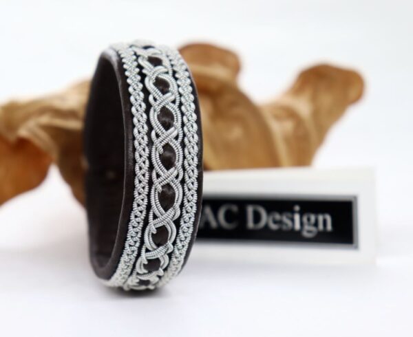 Sami bracelet Trudvang in reindeer leather color Dark Brown and braids in pewter wire.